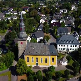 Ansicht_Kirche-Gemeindehaus-Pfarrhaus_per-Drohenflug