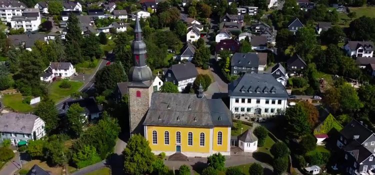 Ansicht_Kirche-Gemeindehaus-Pfarrhaus_per-Drohenflug