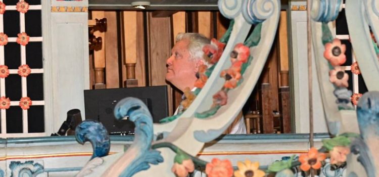 Dr. Florian Wilkes am der Barockorgel Eckenhagen am 26.04.2026 Foto: Philipp Schenk